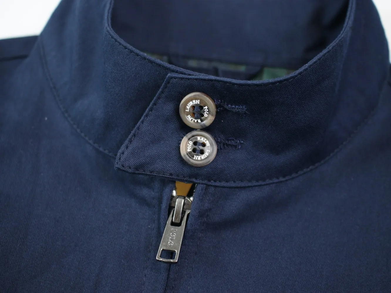 🅿️350 Ralph Lauren's new 2024 classic old money style stand collar executive zipper jacket 1️⃣Selected from high-quality original developed pure cotton fabrics, with customized plaid lining inside, the overall wear effect is very soft and comfortable, 2️⃣The workmanship details are perfectly controlled, the chest is exquisitely embroidered with small logos, and the dropped shoulders are made of unique splicing technology to highlight your personality! The version is simple but not simple! 3️⃣ Complete with tag accessories, unisex design, and a very versatile jacket for men and women! Color: black, navy, khaki, green Size: S, M, L, XL